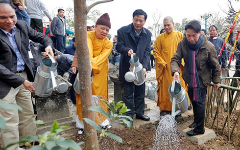 Phó Chủ tịch Quốc hội Nguyễn Thị Kim Ngân trồng cây mai vàng tại khu di tích Yên Tử, tỉnh Quảng Ninh - ảnh 1